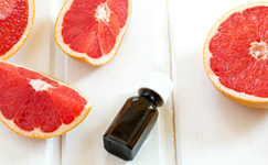 Эфирное масло грейпфрута очищает жирную кожу