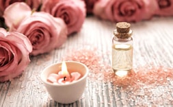 Эфирное масло розы омолаживает и регенерирует кожу