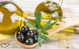 Оливковое масло питает и смягчает кожу