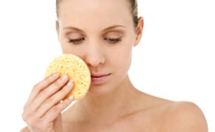 Обезвоживание и другие причины шелушения кожи на лице